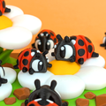 Mariquita Articulada Eco-Friendly Premium | Figura Coleccionable Biodegradable | Ziggys